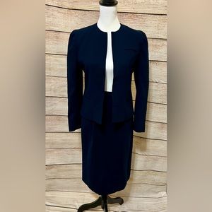 Larry Levine navy skirt suit size 4 *has pockets!*